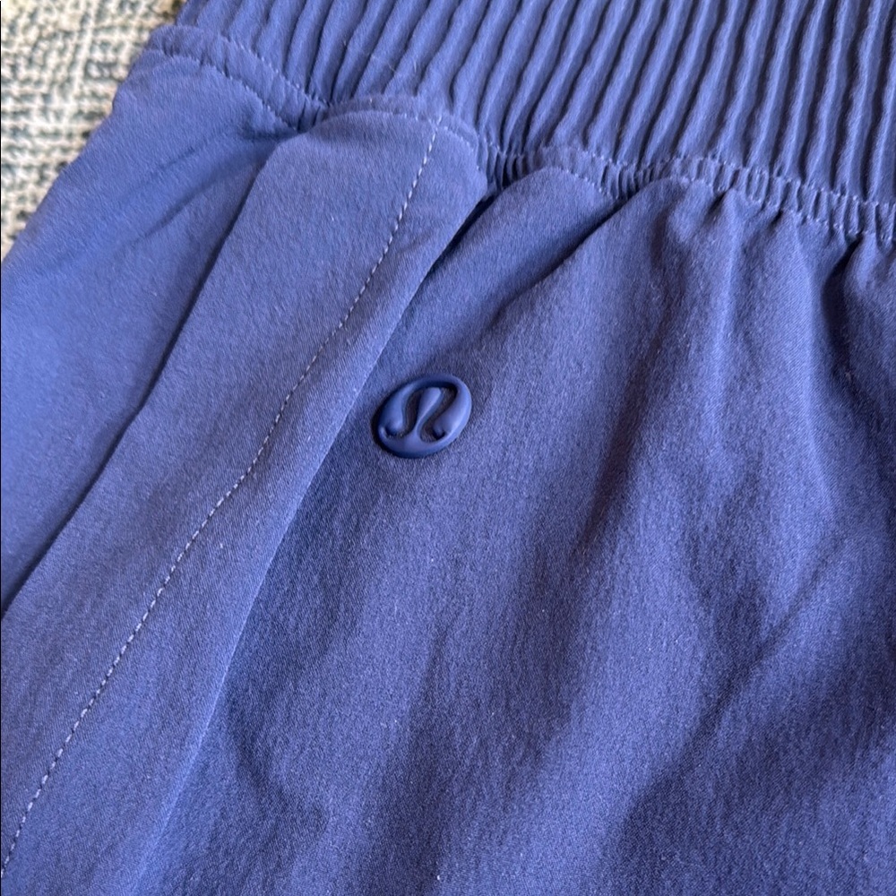 Women's Lululemon Stretch Woven Relaxed Shorts 4” - Picture 8 of 14